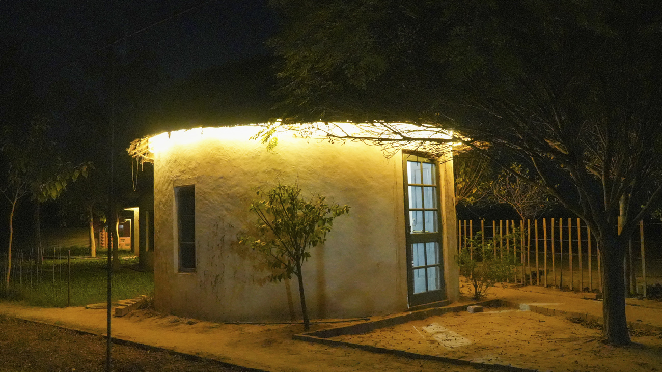 ਅਰਾਮਦਾਇਕ ਰਿਹਾਇਸ਼
(Comfortable Accommodation)